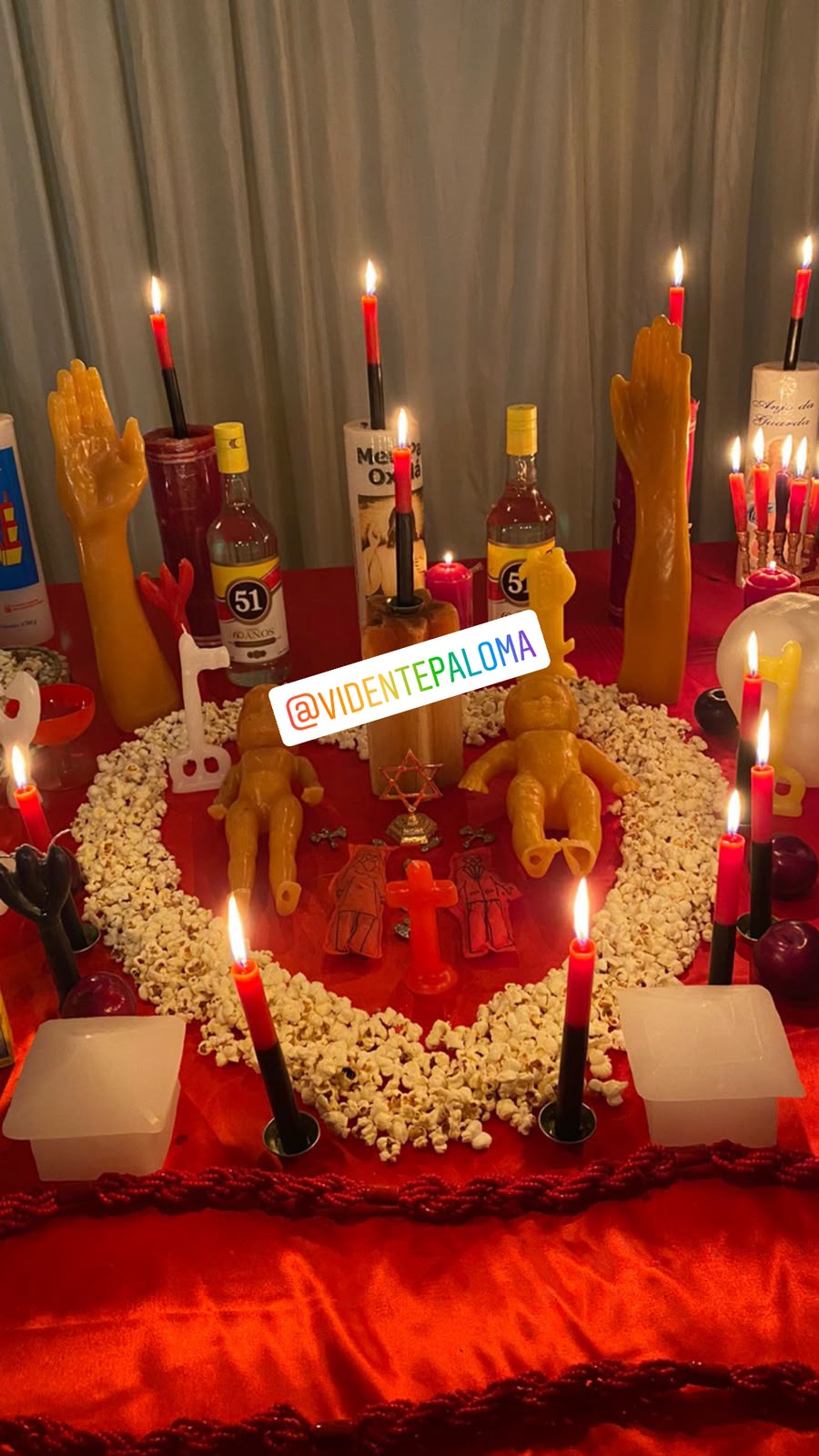 Altar espiritual com elementos simbólicos